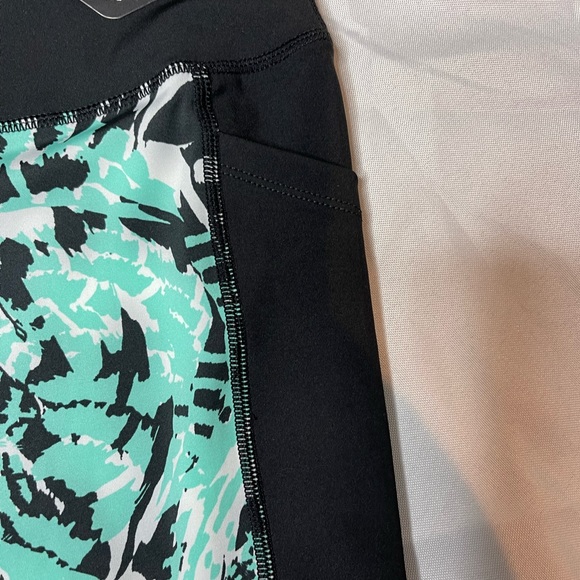 LuLaRoe Fearless Crop Fitness Leggings - Picture 3 of 7